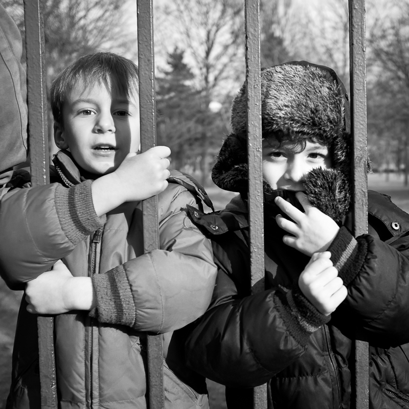 Enfants sur les grilles
